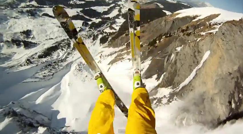Cliff Jump à ski filmée avec une caméra embarquée