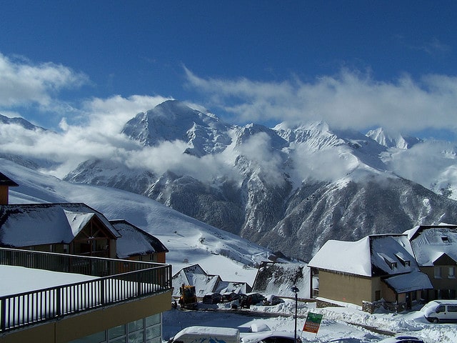 Skier à Peyragudes dans les Pyrénées
