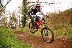 La pratique du VTT de descente en montagne