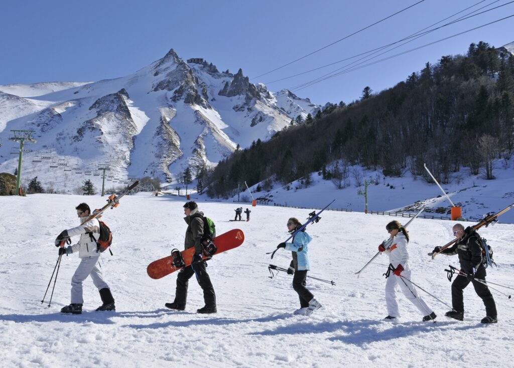 Skier en Auvergne : faire du sport et visiter, quoi de mieux ?