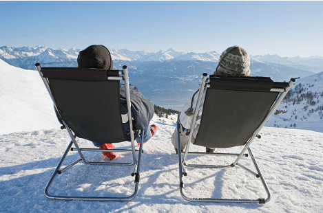 deux personnes assises dans des transats à la neige