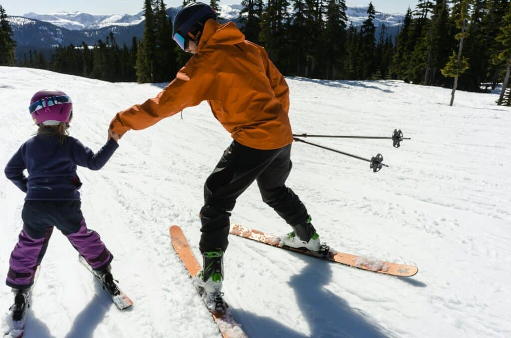 enfant qui apprend à faire du ski