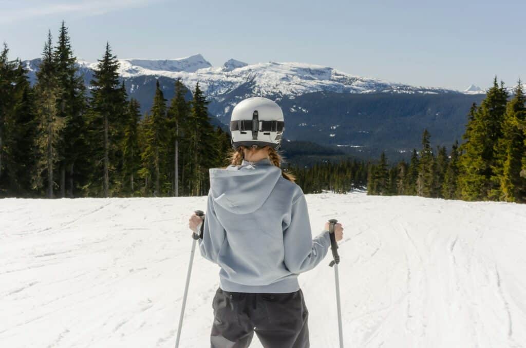 jeune fille qui fait du ski