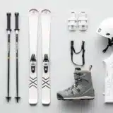 Ski minimaliste : faut-il vraiment tout emporter sur les pistes ?